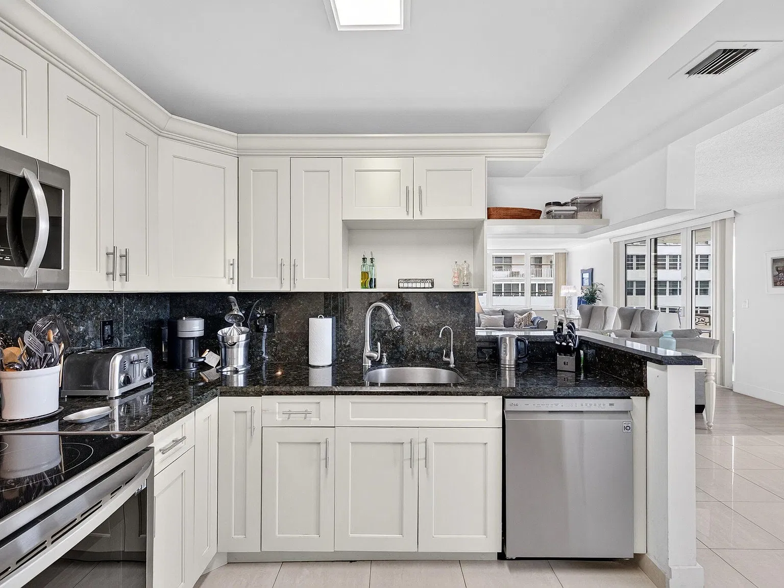 2 bed, 2.0 bath, 1592 sqft, $3,000 — Photo 4