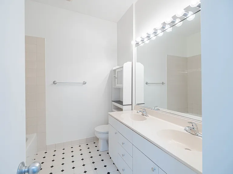 1781 W Altgeld St #O — Photo 7