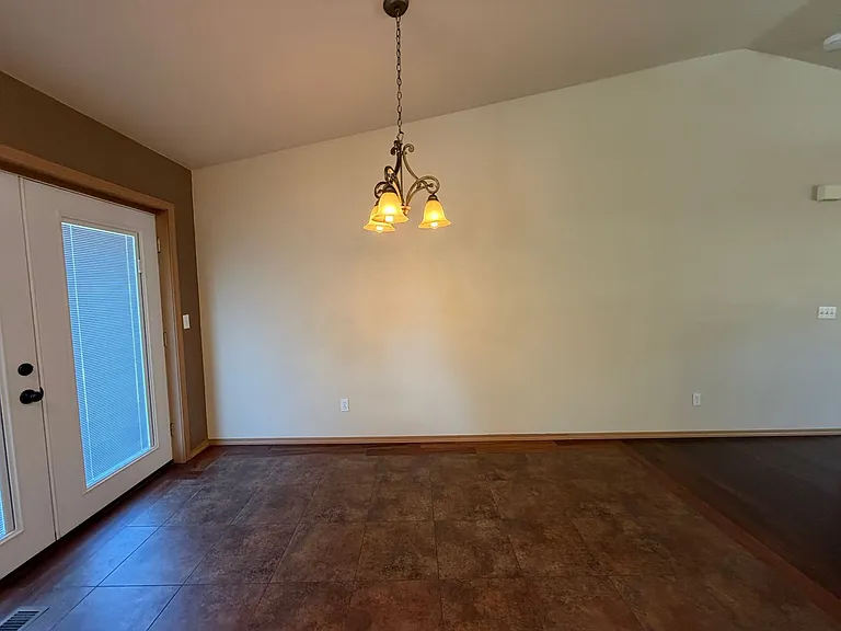 1721 Angela St — Photo 7