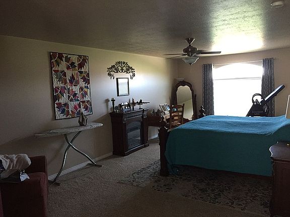 Extremely lrg Mstr bdrm 