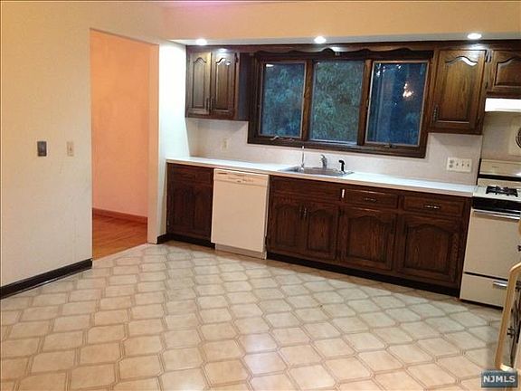 4th image of 7 Hillcrest Ave Floor 2
