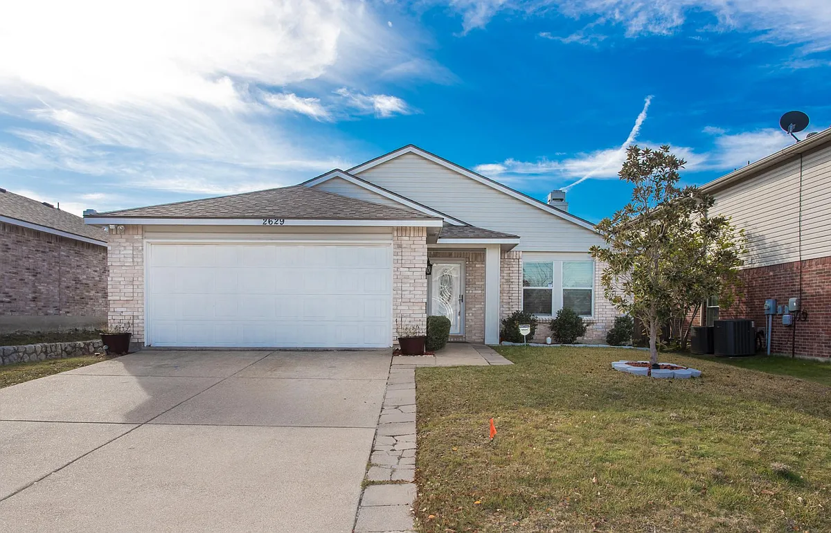 Building Photo - 2629 Clear Brook Dr