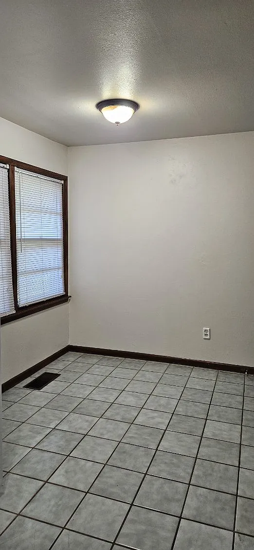 3 bed, 1.5 bath, 1268 sqft, $1,350 — Photo 3