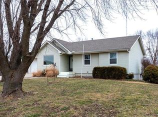 15706 Poplar St, Basehor, KS 66007