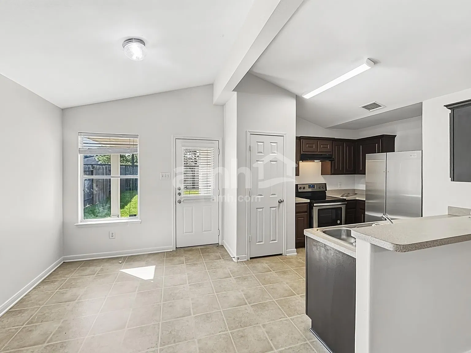 3 bed, 2.0 bath, 1312 sqft, $1,715 — Photo 4
