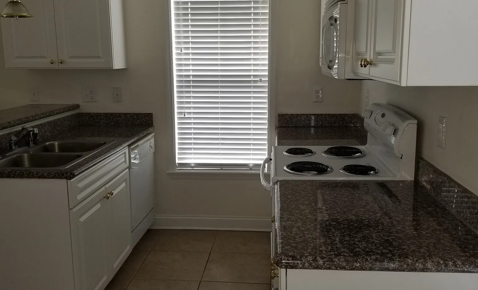 2 Bedroom , 2.5 bath townhouse with 1 car garage, bonus room, and rear deck NO CATS — Photo 4