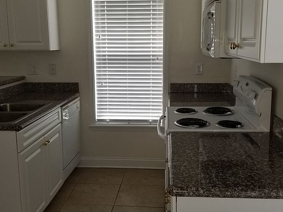 4th image of 300 Sea Knight Ln