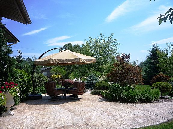 Large outdoor secluded patio