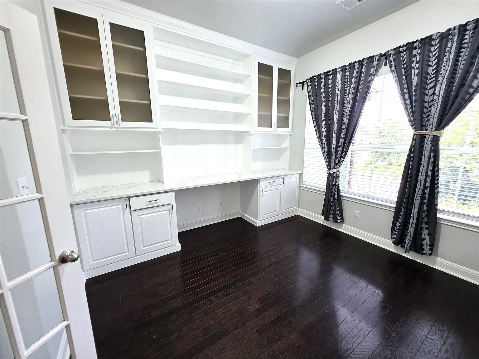 4 bed, 3.0 bath, 2925 sqft, $3,350 — Photo 3