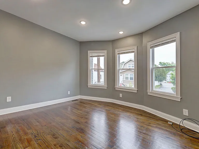 120 Center St — Photo 14