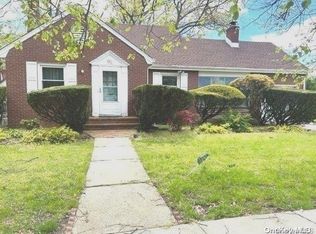 445 Yale Ave, Rockville Centre, NY 11570