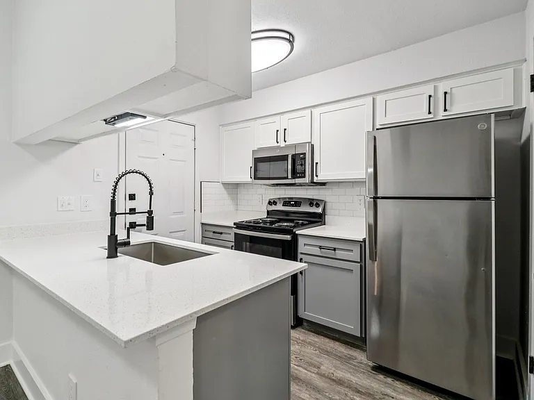 Woodbridge Townhomes — Photo 2
