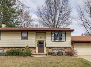 2704 Sheffield Dr, Bloomington, IL 61704