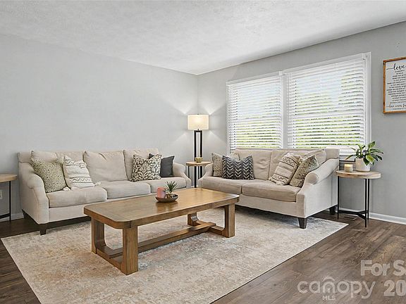 5th image of 155 Chestnut Pl
