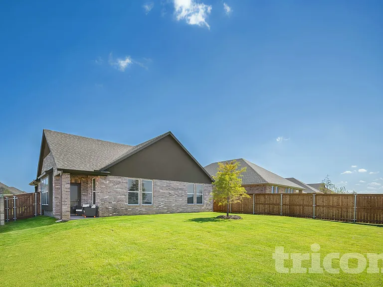 2537 Finch Hollow Dr — Photo 16