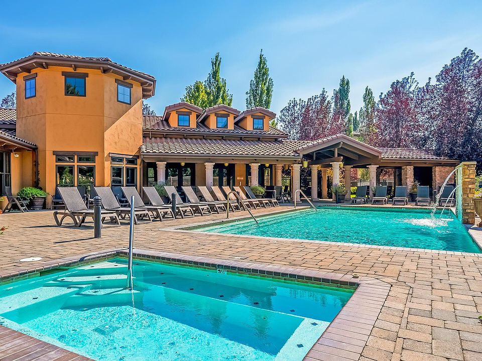 Seasonal pool and spa, year round access to fitness center, clubhouse and BBQ.