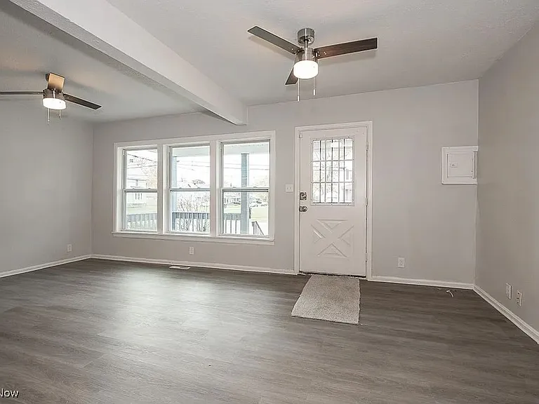 1037 Washington Ave — Photo 2