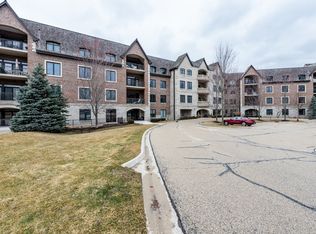 1800 Amberley Ct APT 405, Lake Forest, IL 60045