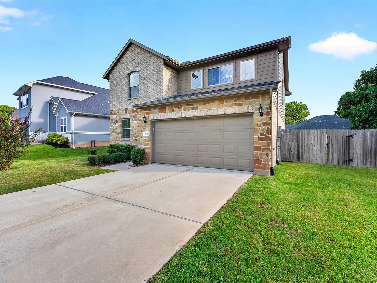 4 bed, 2.5 bath, 2104 sqft, $2,100 — Photo 2