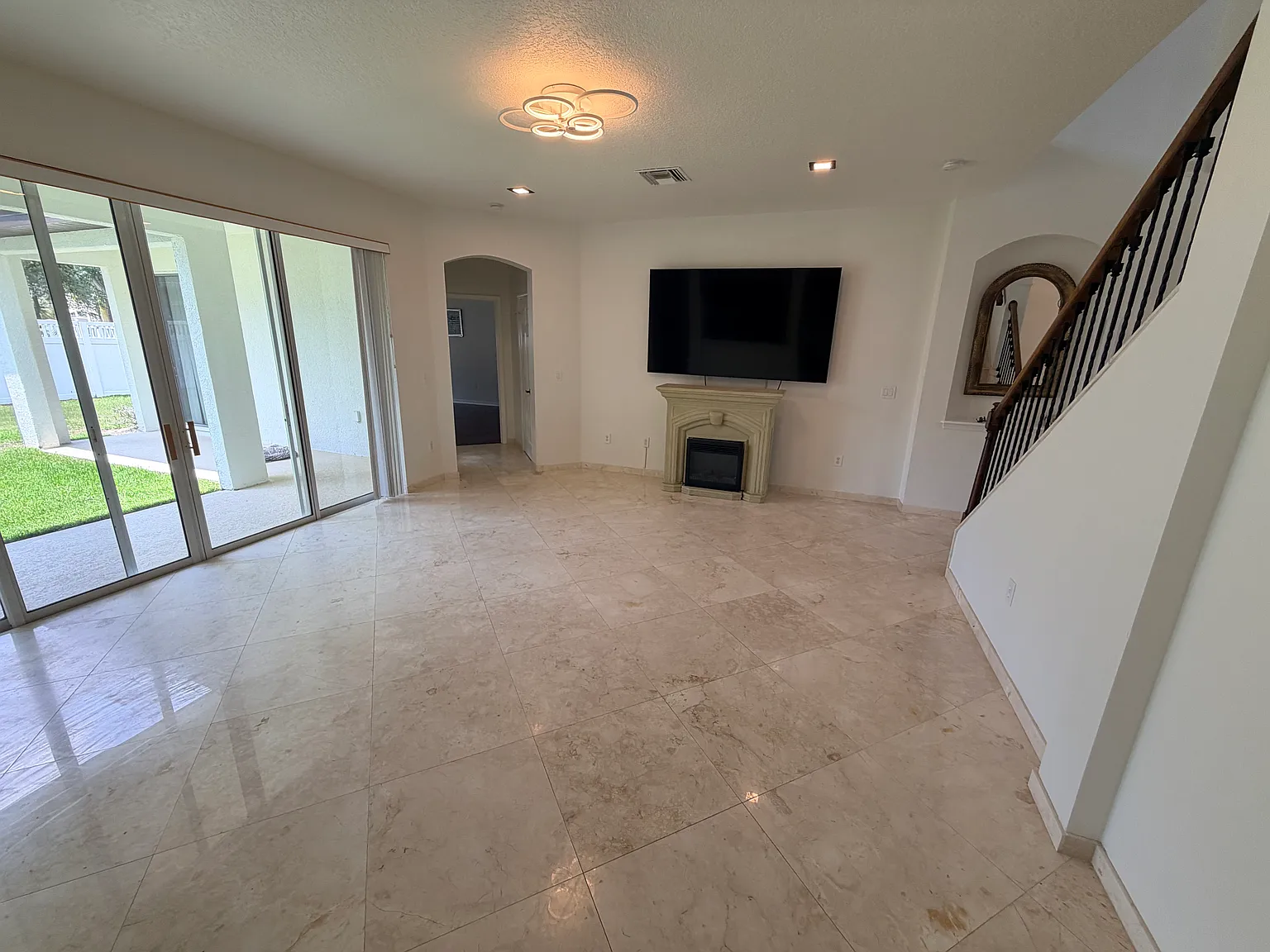 5 bed, 3678 sqft, $3,500 — Photo 4