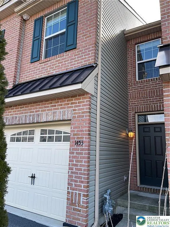 3 bed, 2.5 bath, 2499 sqft, $3,000 — Photo 2