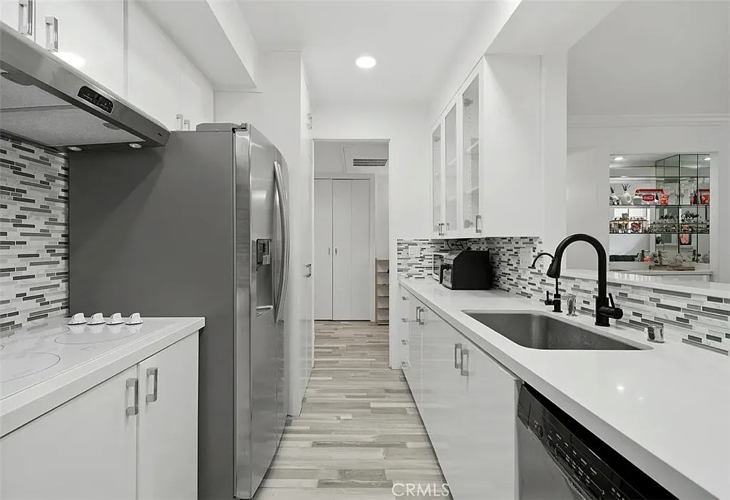 2 bed, 1690 sqft, $5,500 — Photo 3