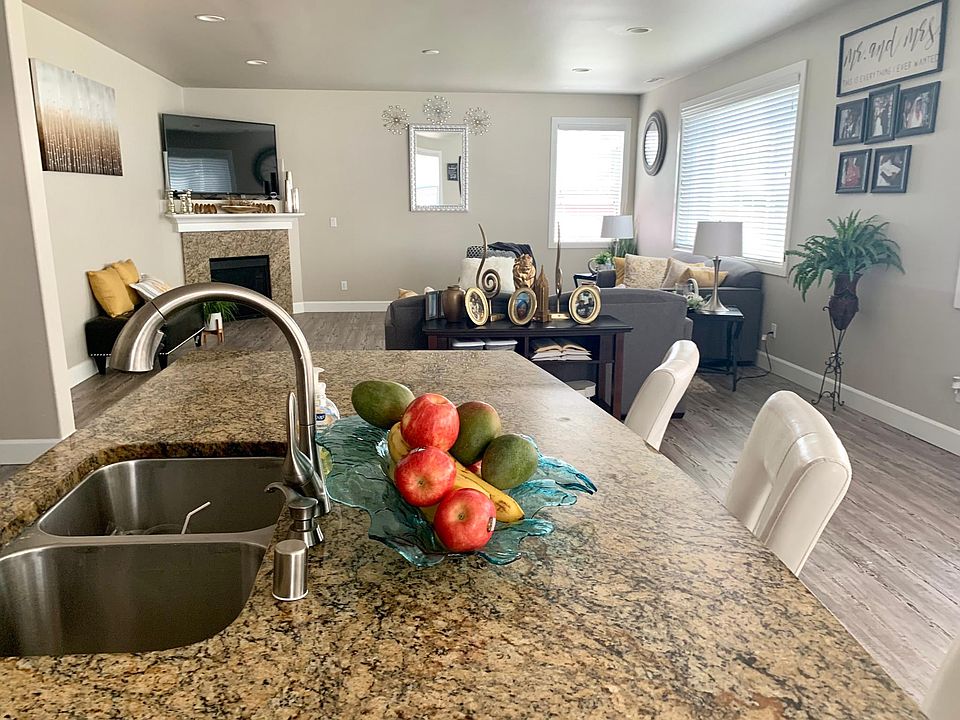 Beautiful open concept kitchen with lot of light.