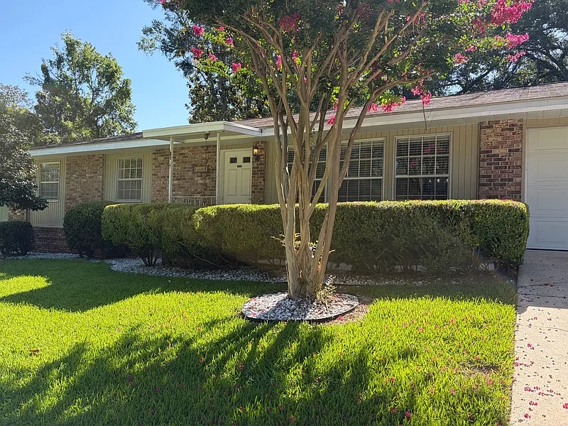 1301 Bonnie Dr