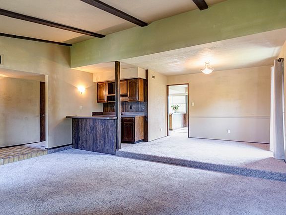 5th image of 2404 Travis Dr