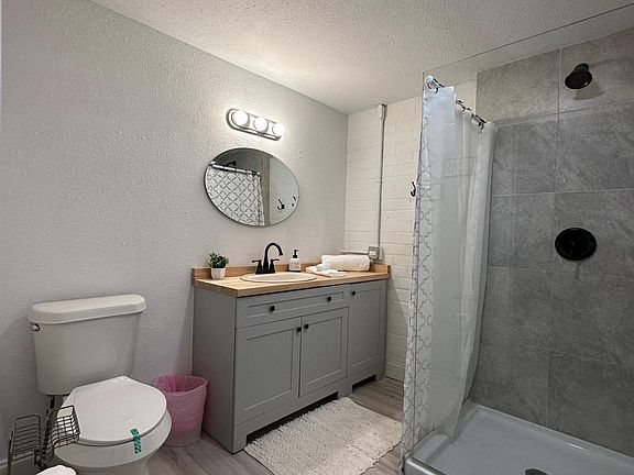 4th image of 612 1/2 N Hyer Ave