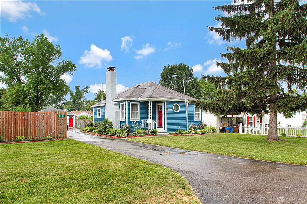 2020 Edgeworth Ave photo 1