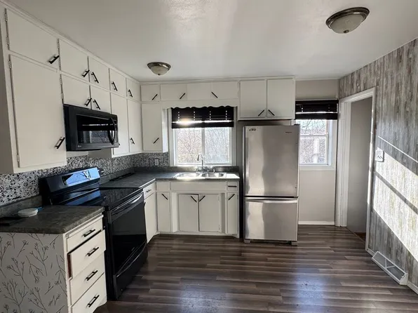 113 Pleasant Dr, Hudson, IA 50643