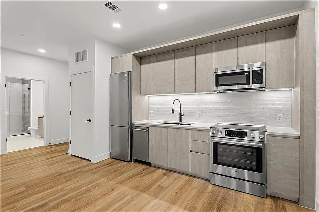 4315 S Congress Ave — Photo 3