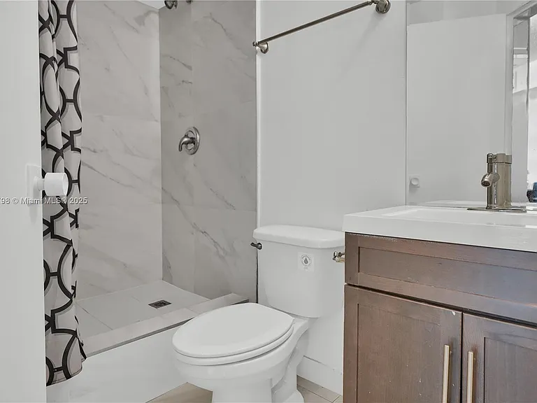 999 Brickell Bay Dr — Photo 5