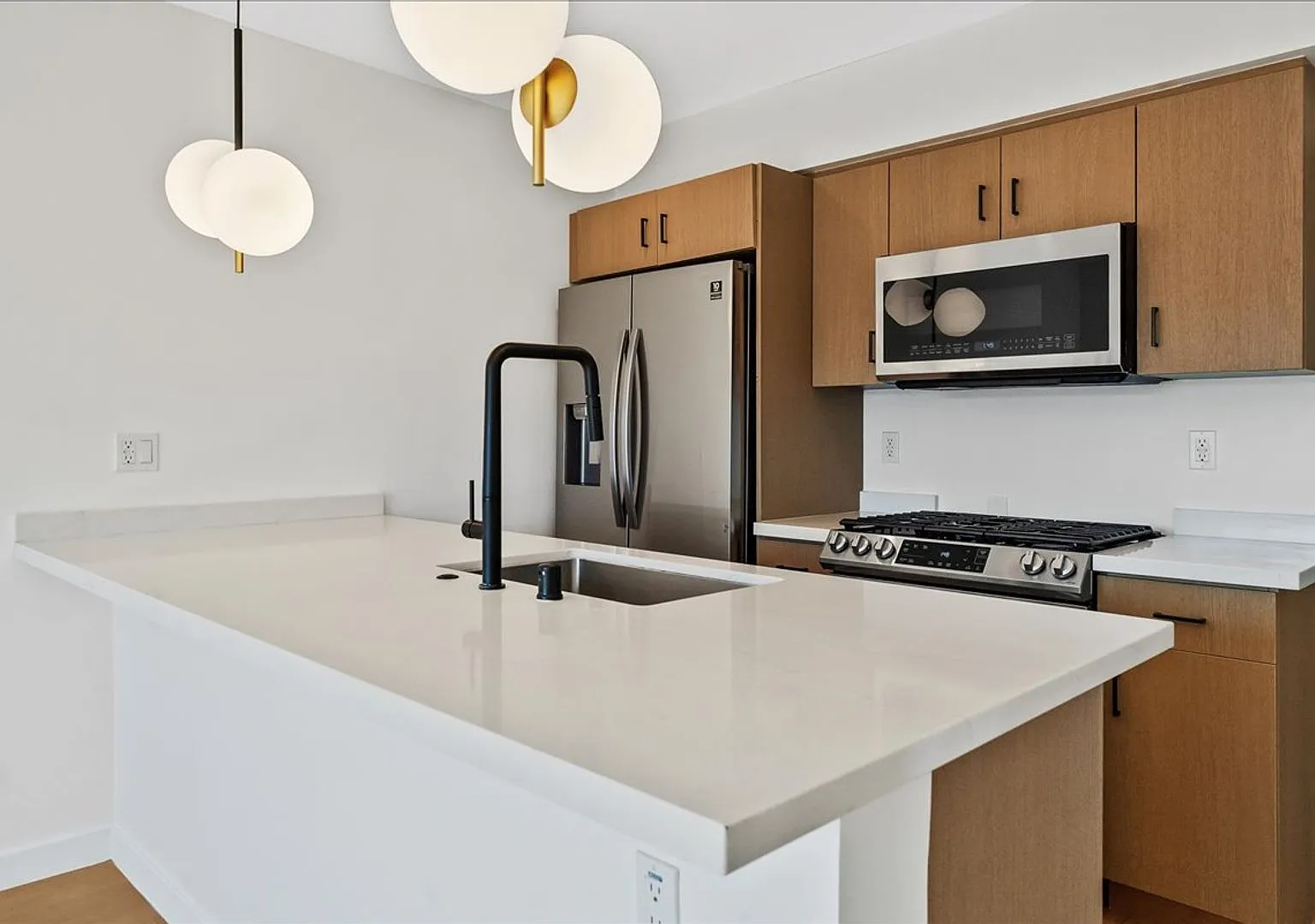 Beautiful One Bedroom Apartment In The Heart of West Hollywood! — Photo 4