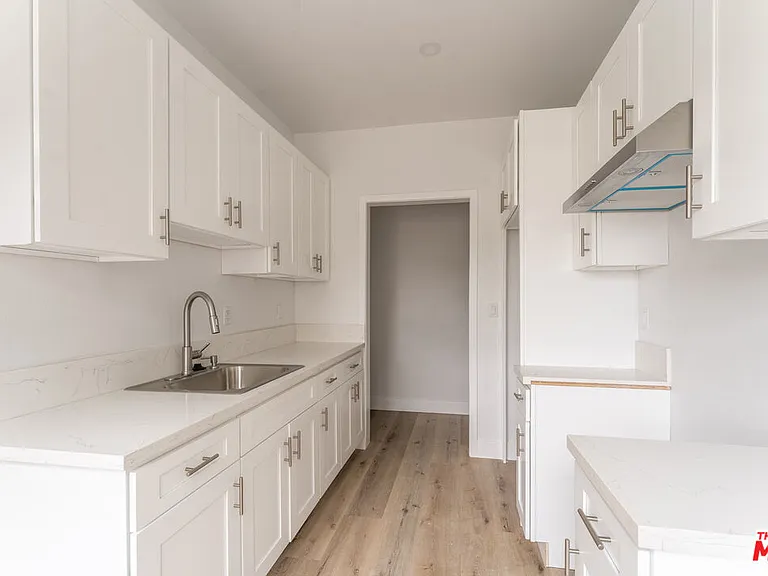 1519 W 30th St #1 — Photo 9