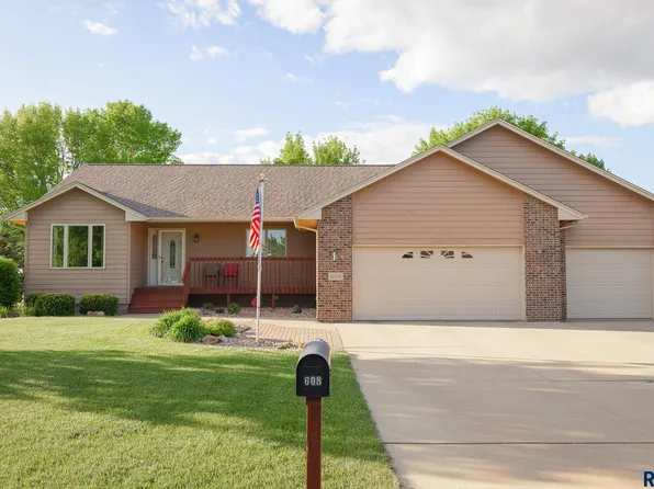 608 Par Tee Dr, Hartford, SD 57033