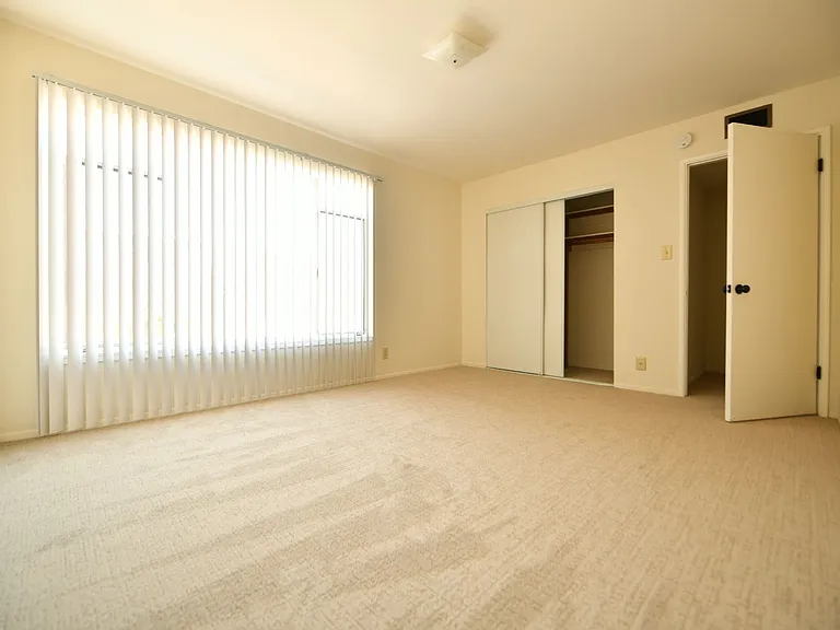 5390 Broadway — Photo 16