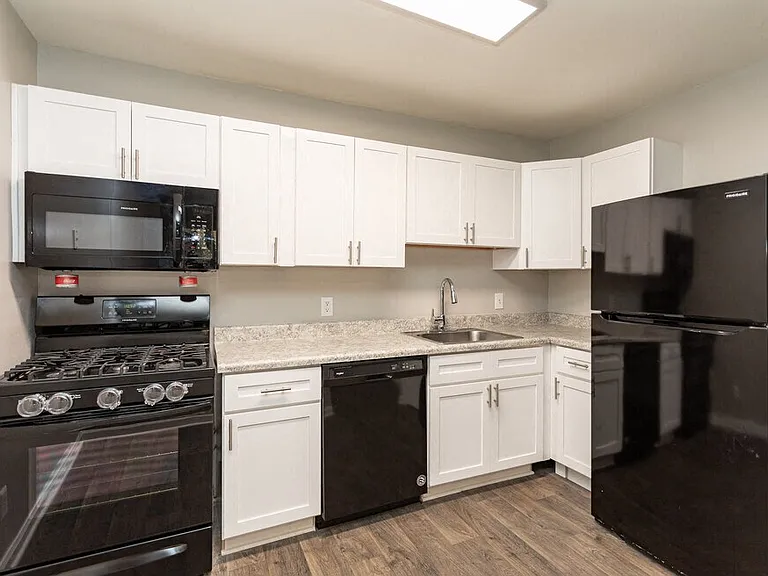 The Avenue Apartments — Photo 18