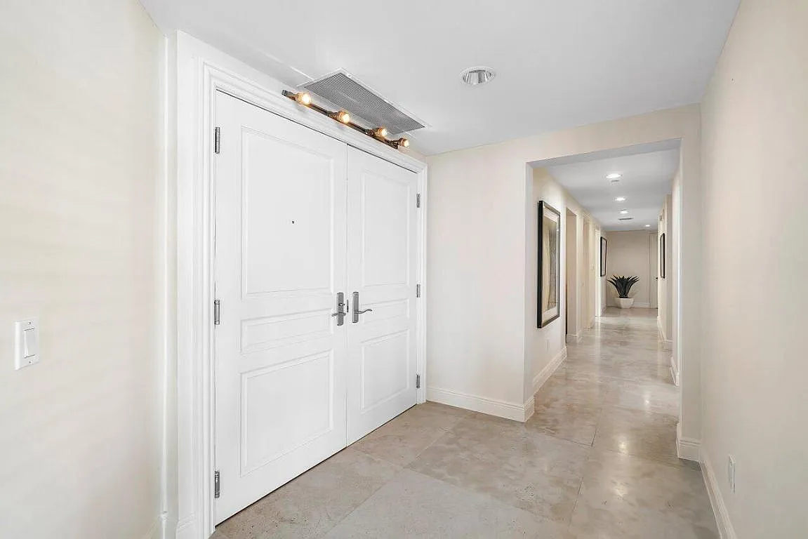 3 bed, 3.5 bath, 2800 sqft, $14,500 — Photo 3