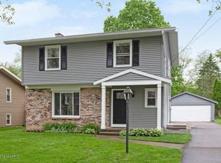 1029 Worcester Dr NE, Grand Rapids, MI 49505
