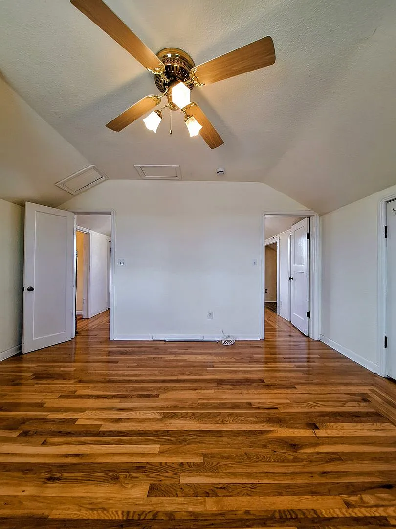 Charming 1bd Secon Floor Duplex w/Off-Street Parking & Accepting Cats! — Photo 4