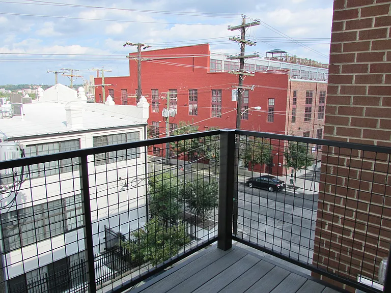 909 Perry St — Photo 10