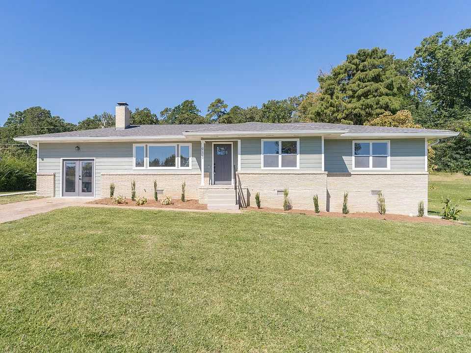 913 Woodmore Ter