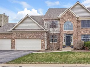 10 Point O Woods Ct, Lake In The Hills, IL 60156