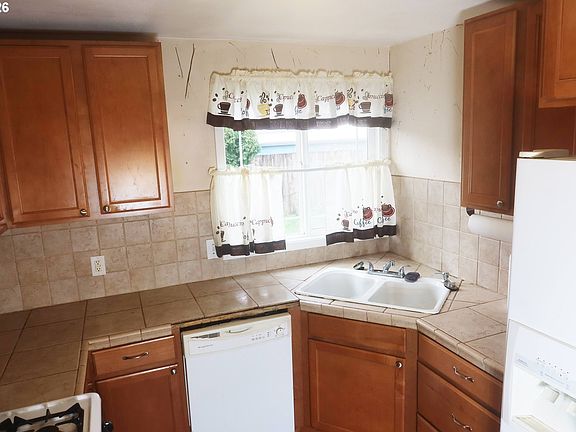 5th image of 138 Maple Blvd