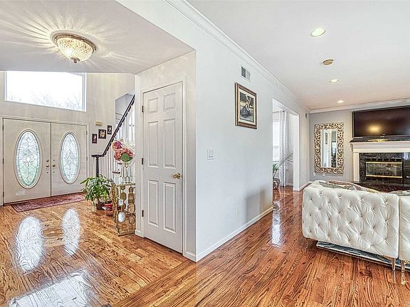 2nd image of 3 Hayfield Ct