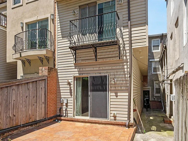 115 E Cross St — Photo 27