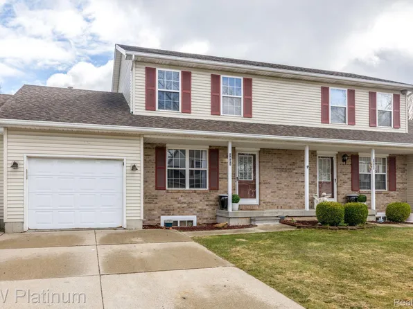 1421 Whispering Woods Ln, Marysville, MI 48040