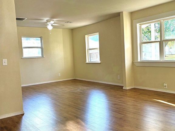 3rd image of 114 W Monterey Ave